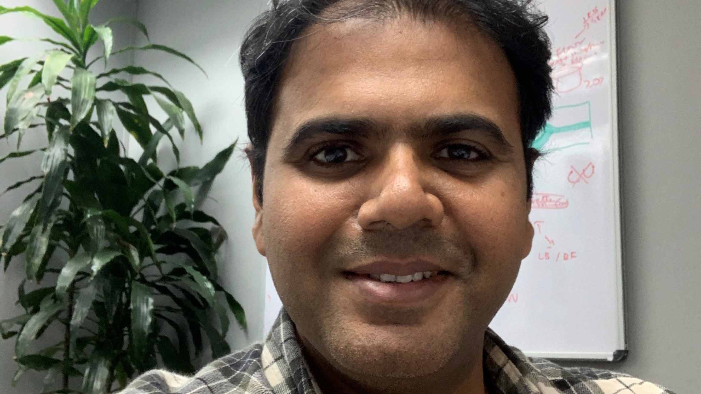 Headphoto of Yawer in office